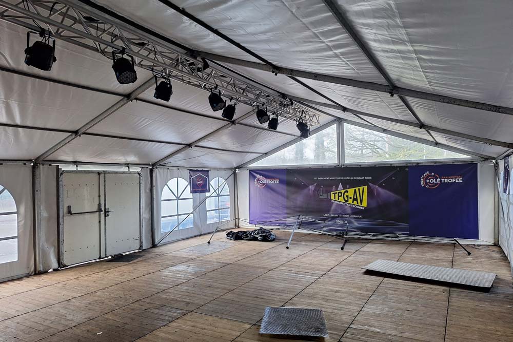 Feesttent met lichtverzorging en geluid van TPG-AV