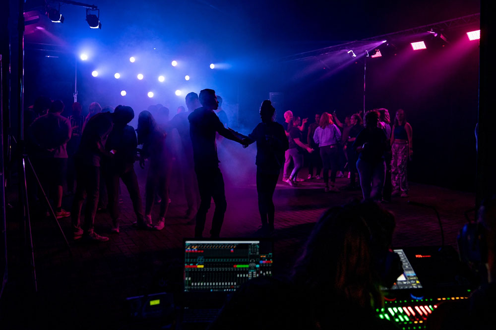 TPG-AV. Party groot feest. Wij hebben alle techniek geplaatst en ingehangen. Licht show gegeven met onder andere bewegend licht en lasers